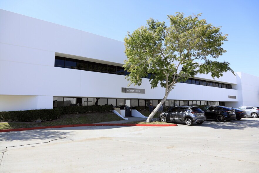 7050 Village Dr, Buena Park, CA à louer - Photo de l’immeuble – Image 1 sur 19