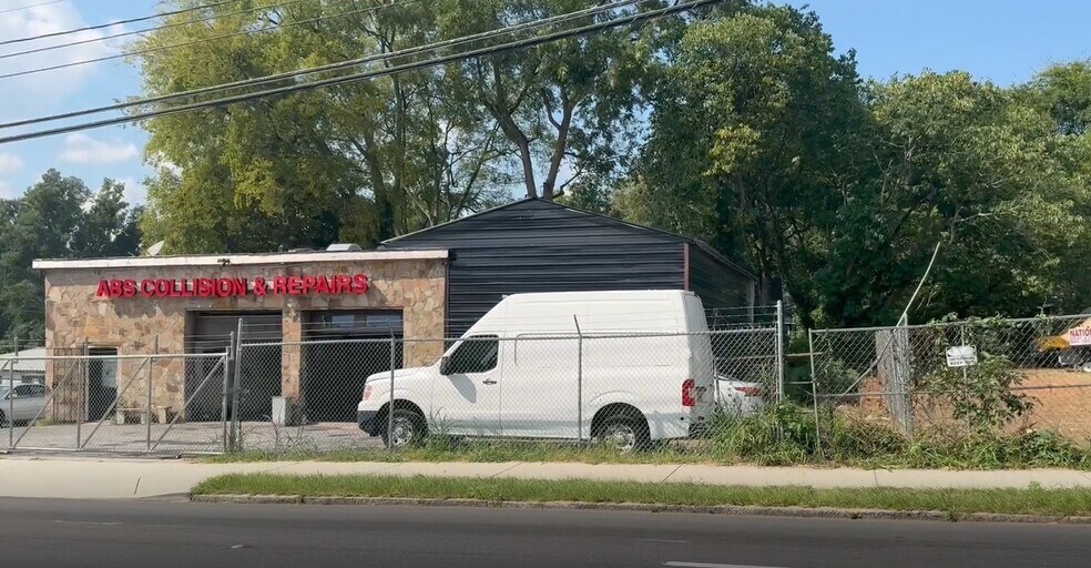 University Avenue Mixed-Use Assemblage portefeuille de 4 biens à vendre sur LoopNet.fr - Vidéo sur l’annonce professionnelle – Image 3 sur 13