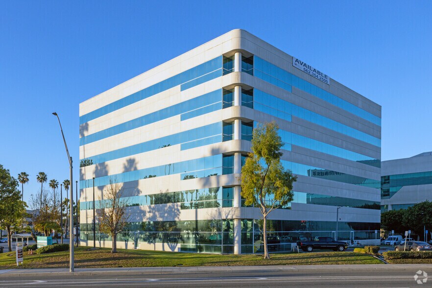 4500 E Pacific Coast Hwy, Long Beach, CA à vendre - Photo de l’immeuble – Image 2 sur 8