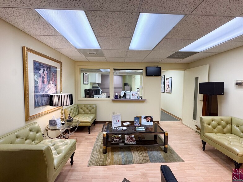 687 Straits Tpke, Middlebury, CT à louer - Photo de l’immeuble – Image 2 sur 25