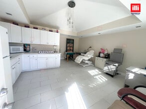 17447 Chatsworth St, Granada Hills, CA à louer Photo intérieure– Image 1 sur 6