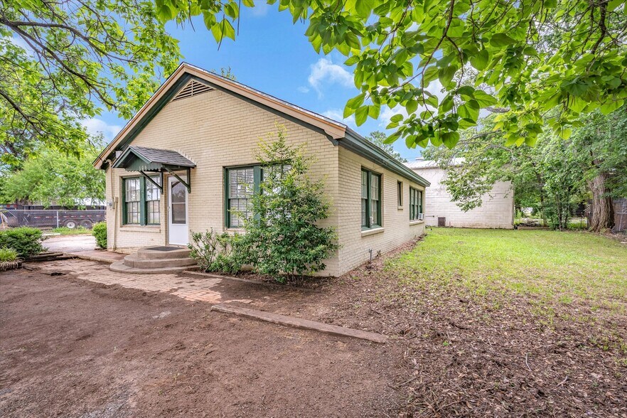 106 College Street, Lindale, TX à vendre - Photo de l’immeuble – Image 2 sur 25