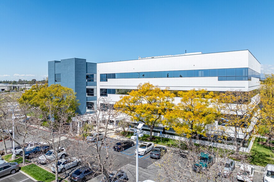 16700 Valley View Ave, La Mirada, CA à louer - Photo de l’immeuble – Image 2 sur 11