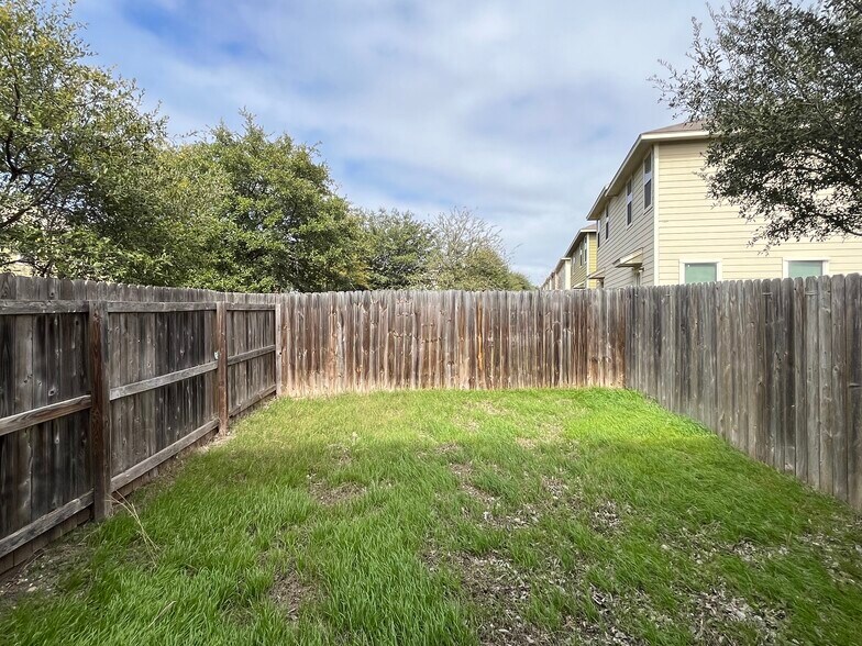 6309 Attucks Ln, San Antonio, TX à vendre - Photo de l’immeuble – Image 3 sur 31