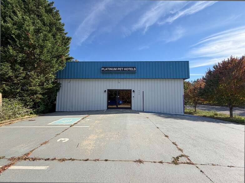 900 W Chapel Rd, Asheville, NC à vendre - Photo de l’immeuble – Image 2 sur 35