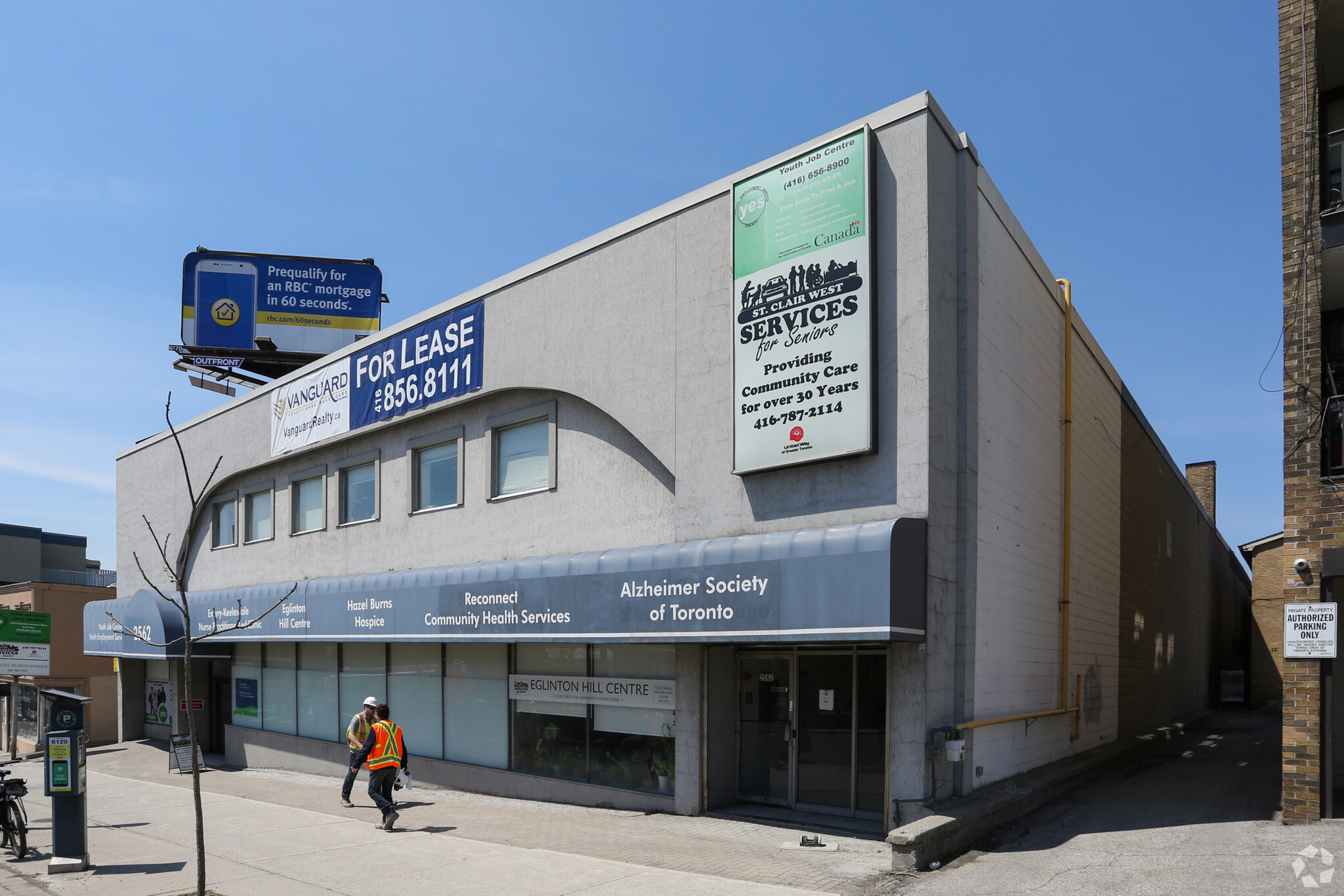 2562 Eglinton Ave W, Toronto, ON à vendre Photo principale– Image 1 sur 3