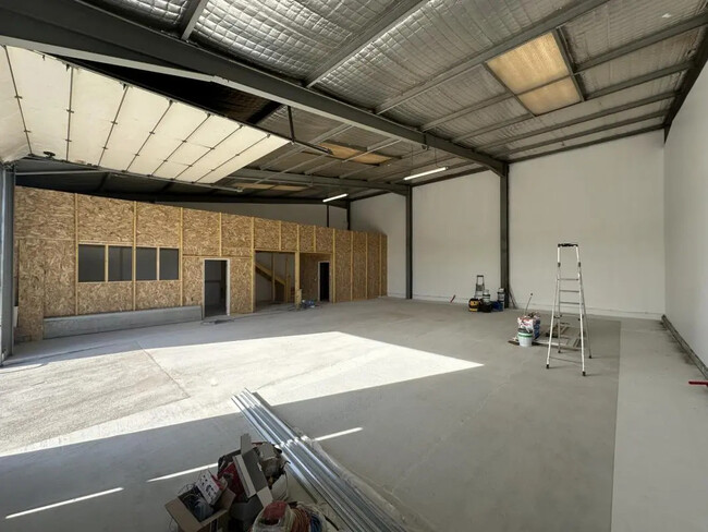 Plus de détails pour Local d'activités à louer