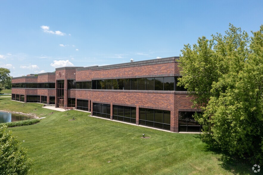 300 N Patrick Blvd, Brookfield, WI à vendre - Photo de l’immeuble – Image 3 sur 7