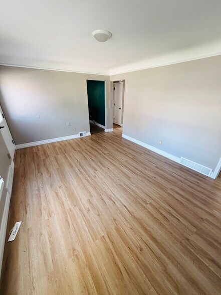 1013 S Main St, Plymouth, MI à louer - Photo de l’immeuble – Image 3 sur 14