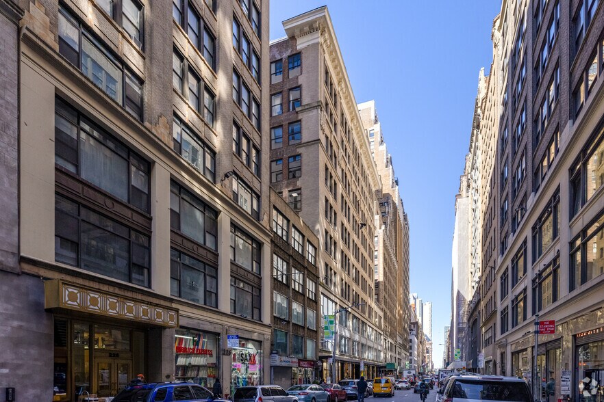 240 W 37th St, New York, NY à louer - Photo de l’immeuble – Image 1 sur 7