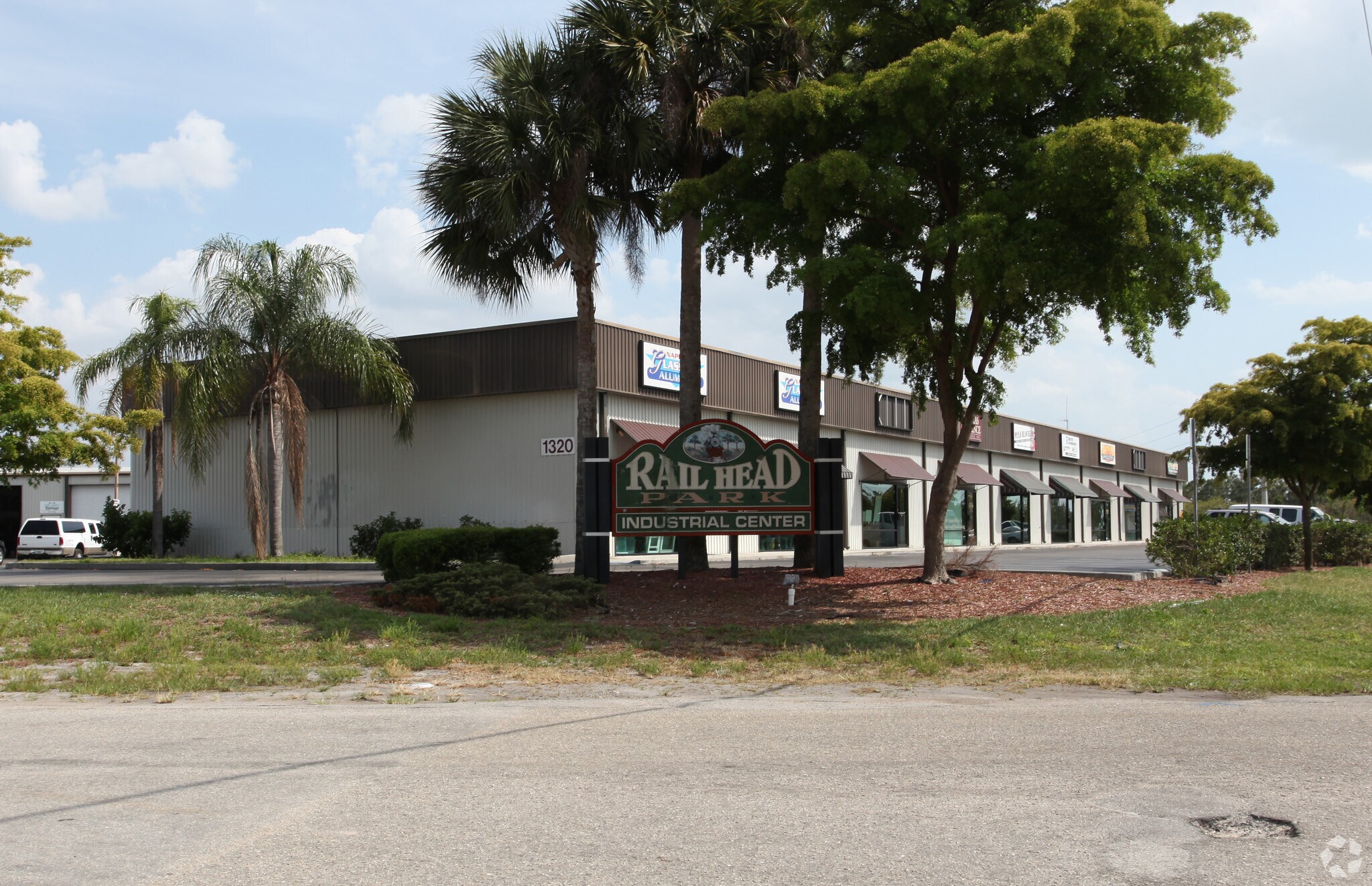 1301 Rail Head Blvd, Naples, FL à louer Photo principale– Image 1 sur 5