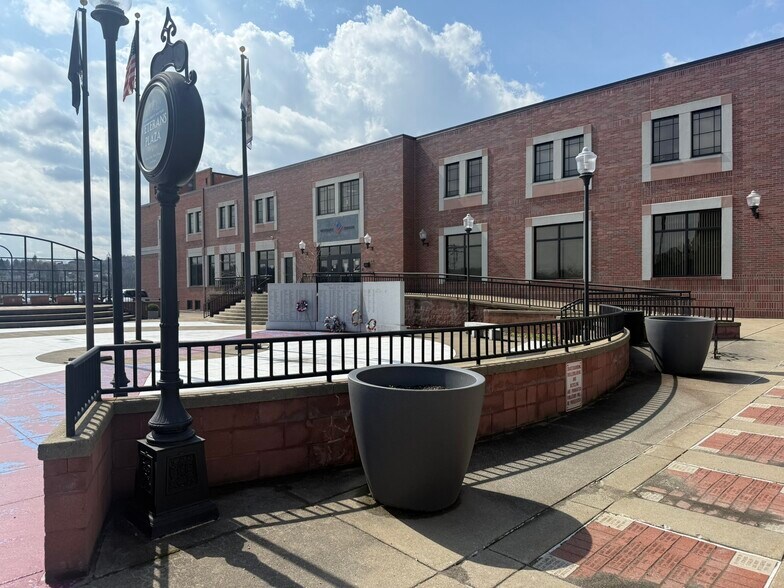 320 Adams St, Fairmont, WV à louer - Photo de l’immeuble – Image 1 sur 12