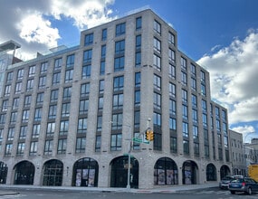 210 Greenpoint Ave, Brooklyn, NY à louer Photo intérieure– Image 1 sur 2