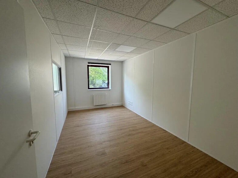 Local d’activités dans Herblay-sur-Seine à louer - Photo de l’immeuble – Image 3 sur 12