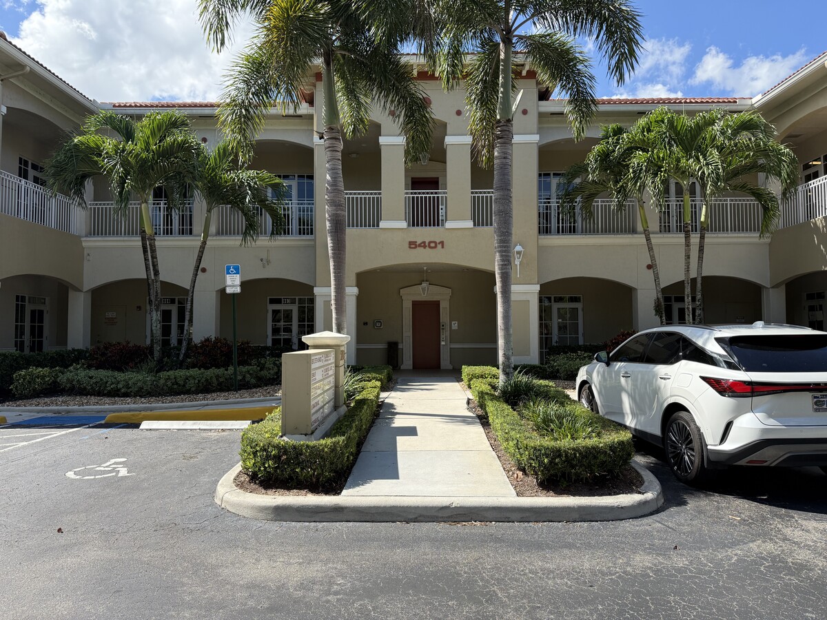 5401 N University Dr, Coral Springs, FL 33067 - Lot 204 -  - Photo intérieure - Image 1 of 16