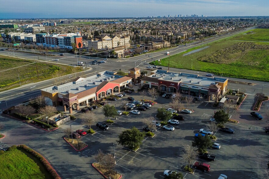 3501 Del Paso Rd, Sacramento, CA à louer - Photo de l’immeuble – Image 3 sur 13