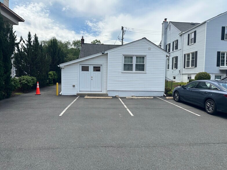 710 W Broad St, Falls Church, VA à louer - Photo de l’immeuble – Image 2 sur 6