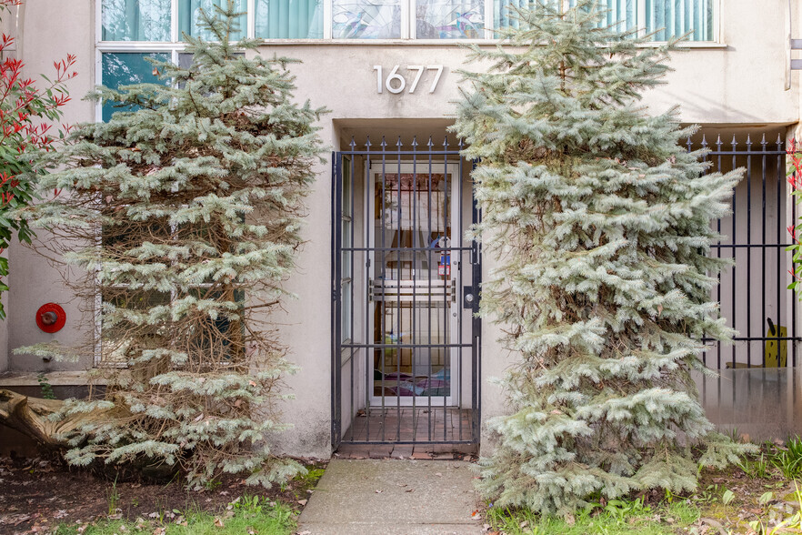 1677 W 2nd Ave, Vancouver, BC à vendre - Photo de l’immeuble – Image 2 sur 7