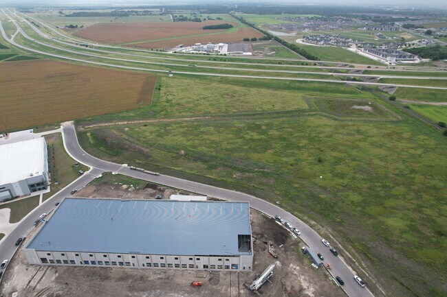 Plus de détails pour 2605 Dewitt St, Lockhart, TX - Industriel/Logistique à vendre