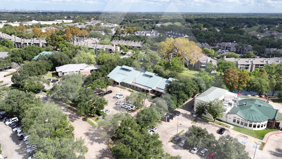 2415 Town Center Dr, Sugar Land, TX à louer - Photo de l’immeuble – Image 3 sur 16