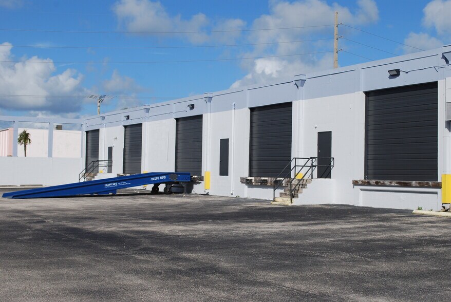 1100 25th St, West Palm Beach, FL à louer - Photo de l’immeuble – Image 2 sur 12