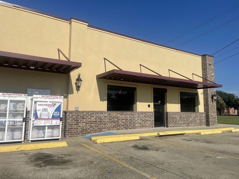 15013 Highway 44, Gonzales, LA à louer - Photo de l’immeuble – Image 2 sur 9