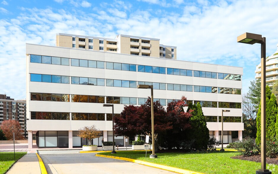 5550 Friendship Blvd, Chevy Chase, MD à louer - Photo de l’immeuble – Image 2 sur 8
