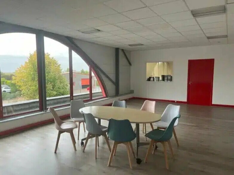 Local d’activités dans La Chapelle-Saint-Luc à louer - Photo de l’immeuble – Image 2 sur 3