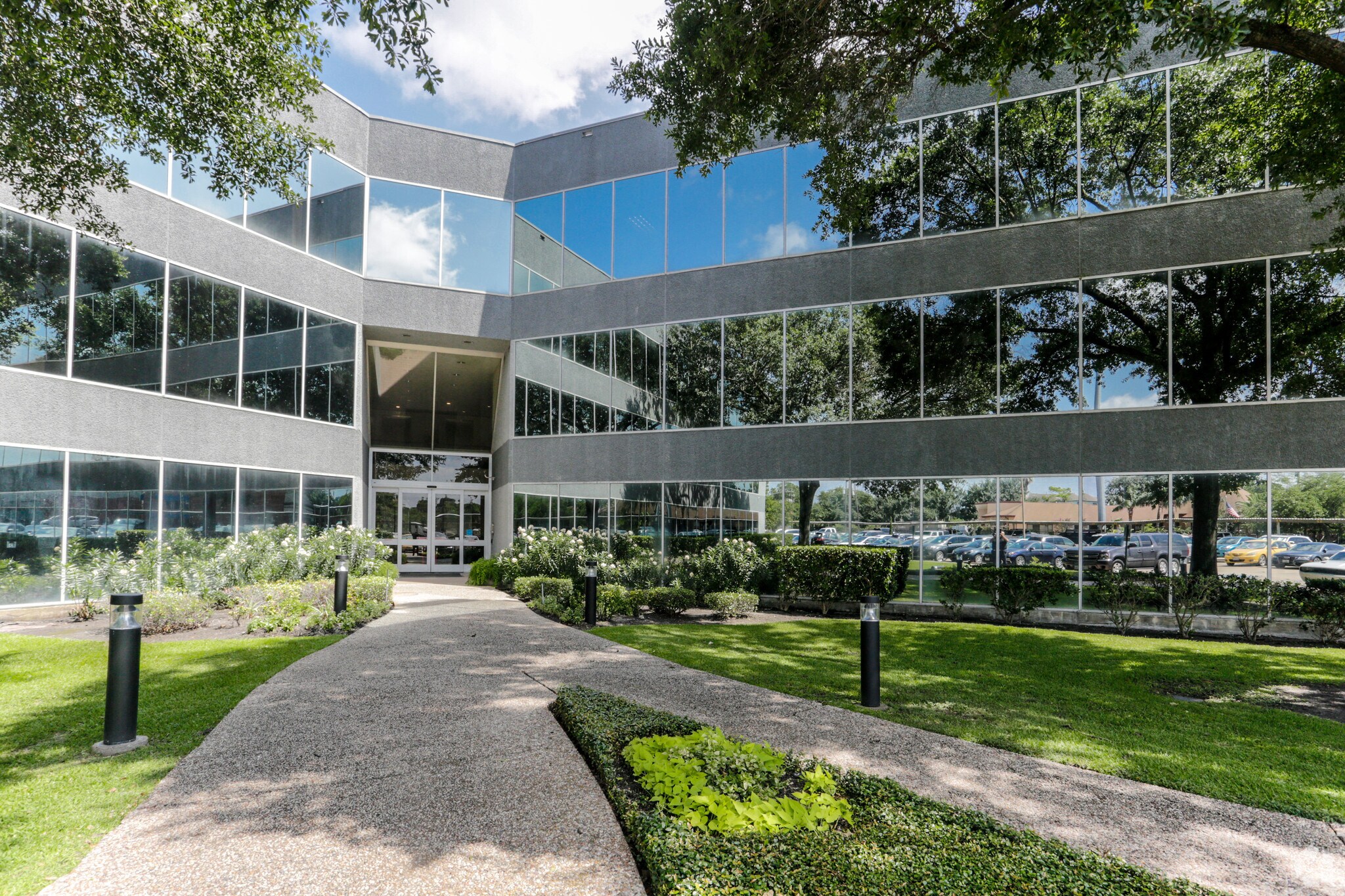 800 Wilcrest Dr, Houston, TX à louer Photo principale– Image 1 sur 10