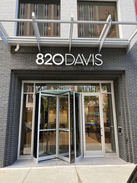 820 Davis St, Evanston, IL à louer - Photo de l’immeuble – Image 3 sur 5