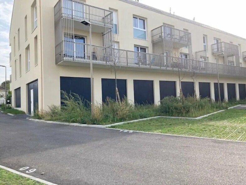 Local commercial dans Freneuse à louer - Photo de l’immeuble – Image 1 sur 9