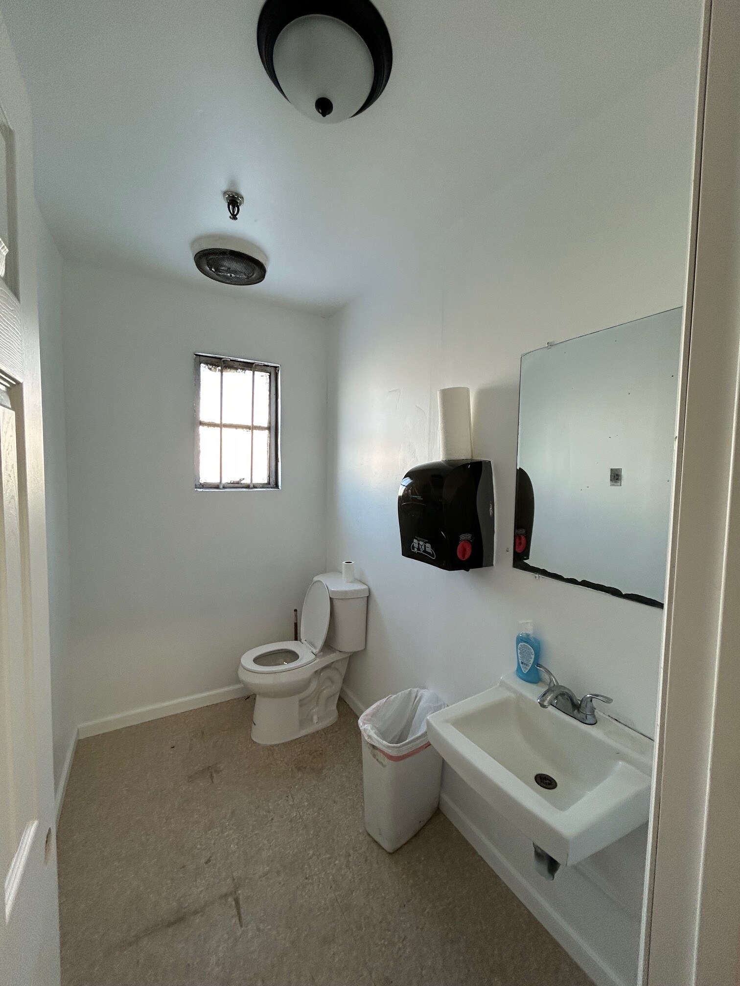 151 Babylon Tpke, Roosevelt, NY à louer Photo principale– Image 1 sur 9