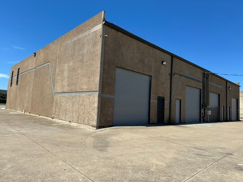 2604 W Marshall Dr, Grand Prairie, TX à louer - Photo de l’immeuble – Image 2 sur 5