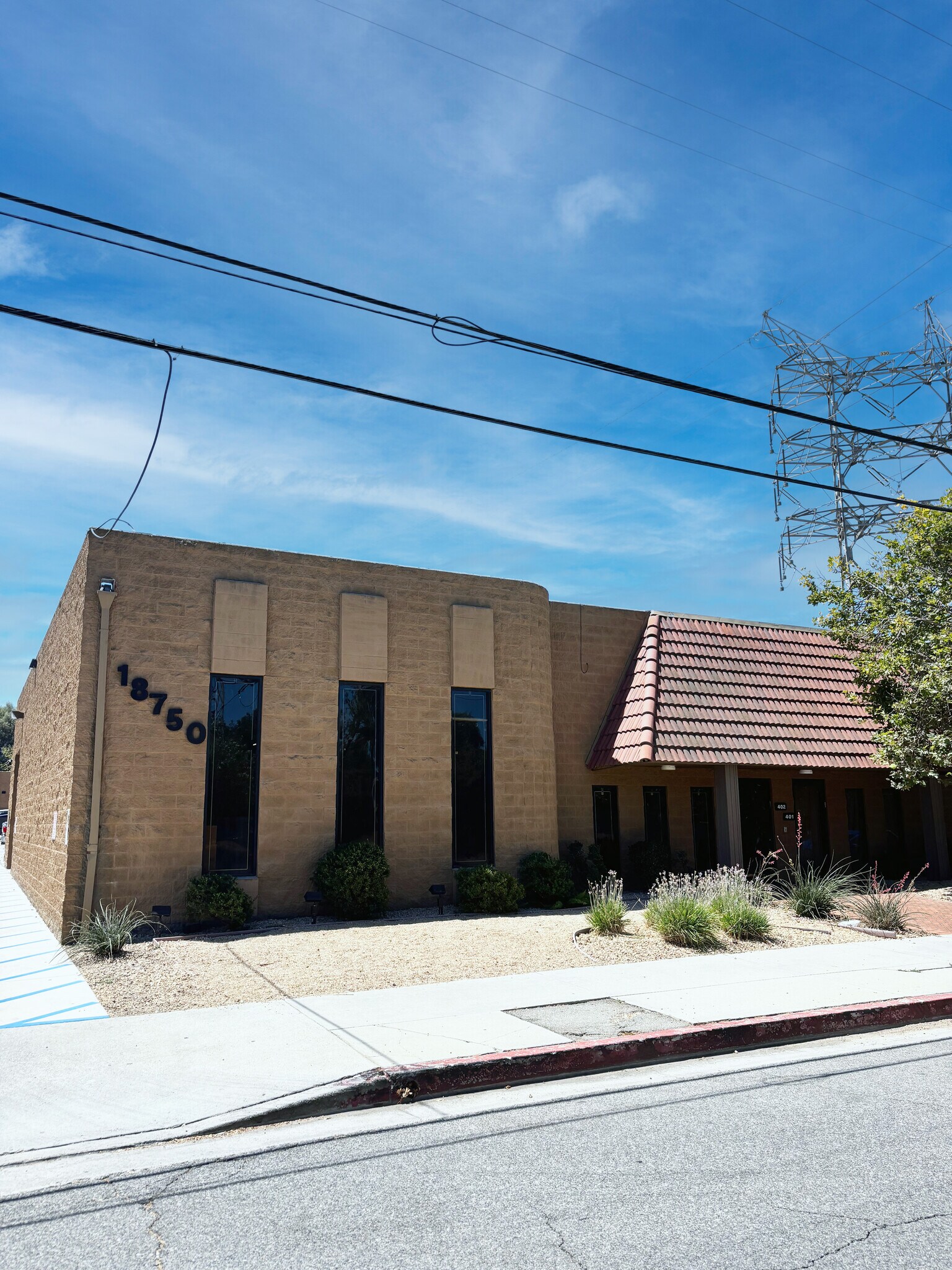 18730 Oxnard St, Tarzana, CA à louer Photo de l’immeuble– Image 1 sur 5