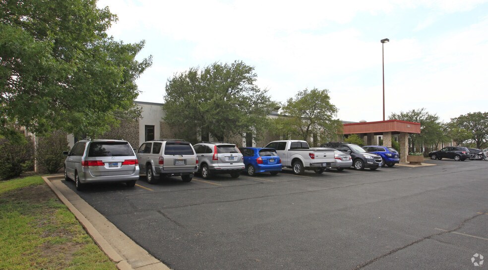 2215 Kramer Ln, Austin, TX à louer - Photo de l’immeuble – Image 3 sur 3