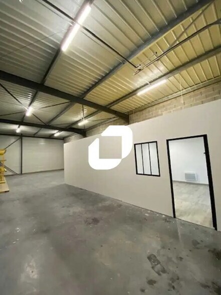 Industriel/Logistique dans Montussan à louer - Photo de l’immeuble – Image 2 sur 10