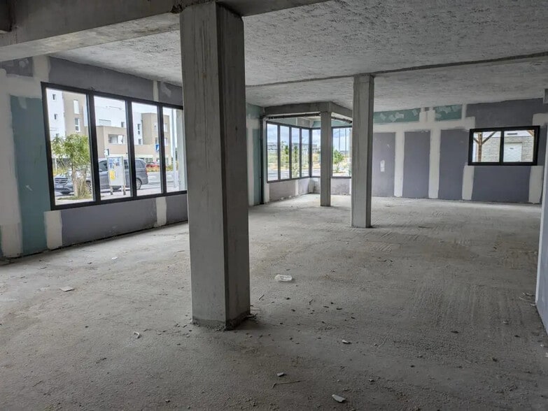 Local commercial dans Épron à vendre - Photo intérieure – Image 2 sur 4