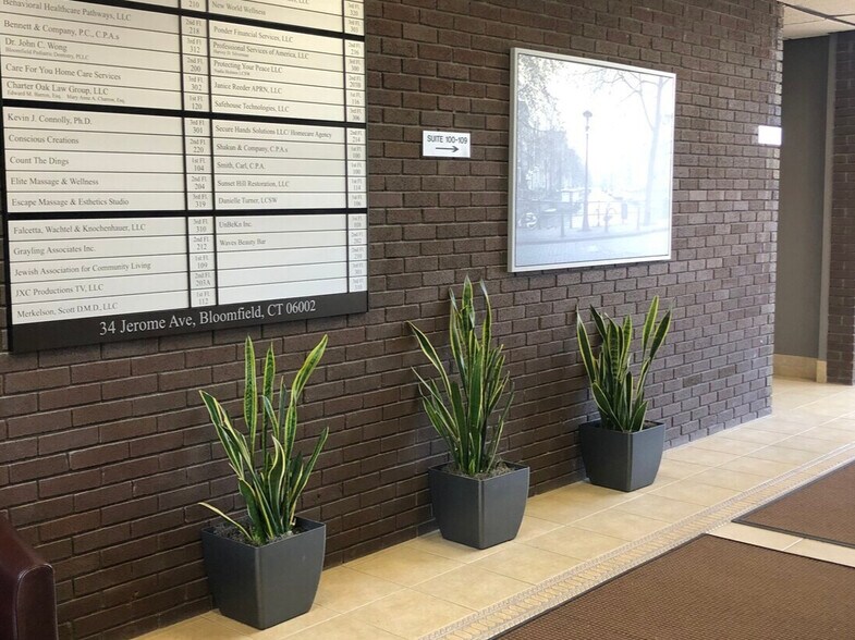 34 Jerome Ave, Bloomfield, CT à louer - Hall d’entrée – Image 3 sur 5