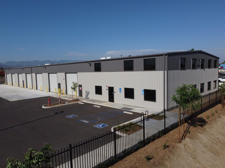 15122 Ceres Ave, Fontana, CA à louer - Photo de l’immeuble – Image 2 sur 9