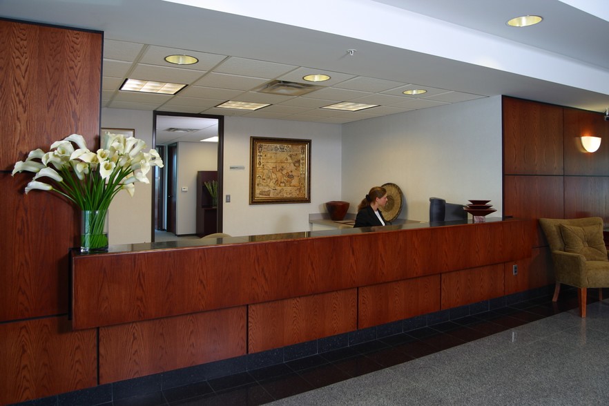 200 E Big Beaver Rd, Troy, MI à louer - Photo de l’immeuble – Image 3 sur 20
