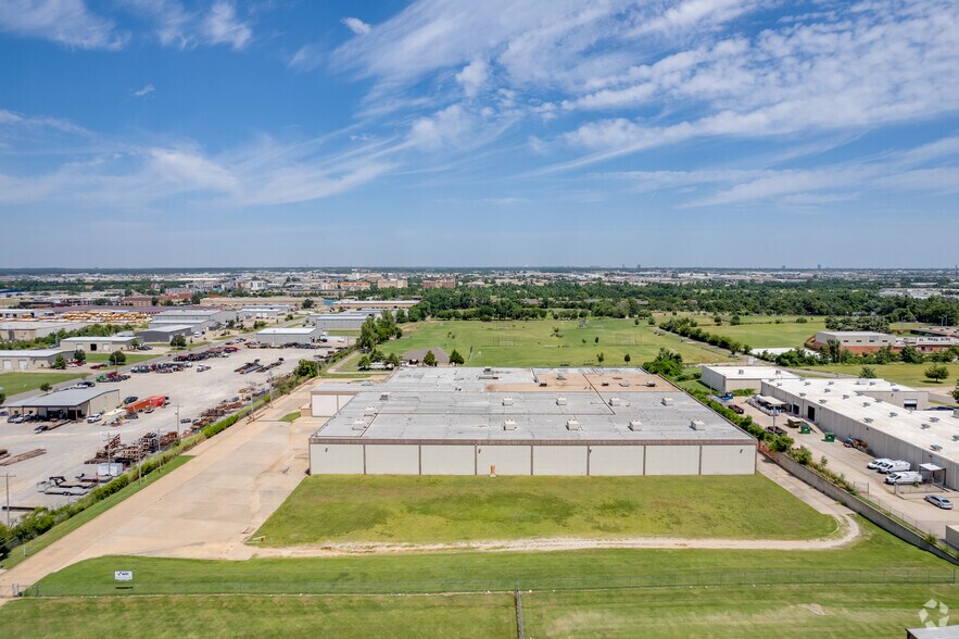4249 SW 29th St, Oklahoma City, OK à louer - Photo de l’immeuble – Image 2 sur 12