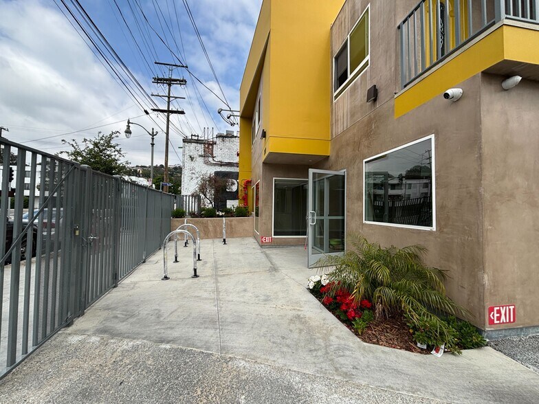 217 W Avenue 37, Los Angeles, CA à louer - Photo de l’immeuble – Image 3 sur 9