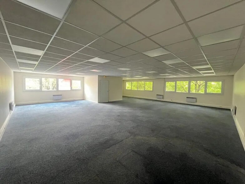 Bureau dans Trappes à louer - Photo de l’immeuble – Image 2 sur 6