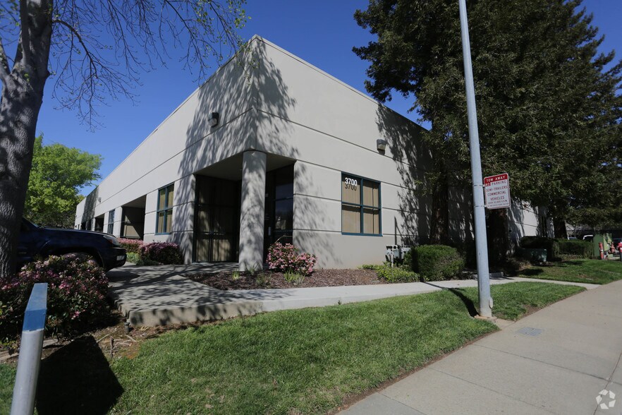 3700 Business Dr, Sacramento, CA à louer - Photo de l’immeuble – Image 3 sur 22