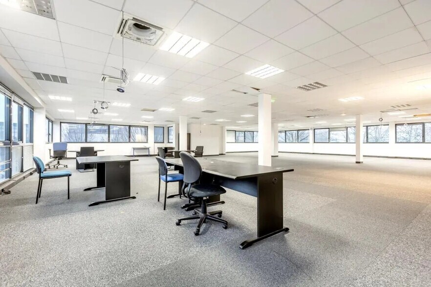 Bureau dans Élancourt à louer - Photo de l’immeuble – Image 2 sur 6