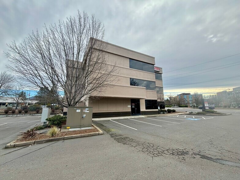 1575 E McAndrews Rd, Medford, OR à louer - Photo de l’immeuble – Image 2 sur 37
