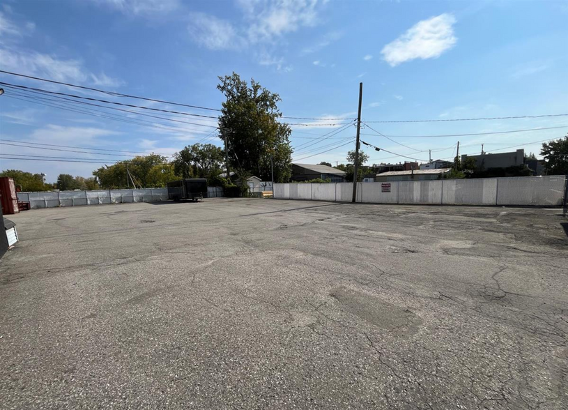 1495 Boul Des Laurentides, Laval, QC à louer - Photo de l’immeuble – Image 3 sur 3