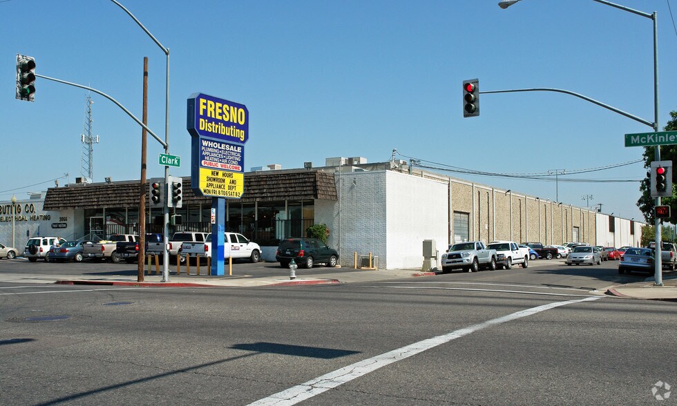 2055 E McKinley Ave, Fresno, CA à louer - Photo principale – Image 1 sur 3