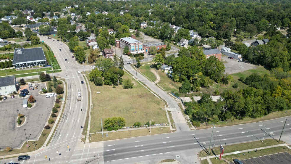 131 University Dr, Pontiac, MI à vendre - Photo de l’immeuble – Image 2 sur 31