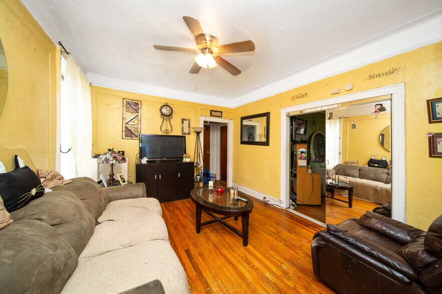 40-19 99th St, Corona, NY à vendre - Photo de l’immeuble – Image 2 sur 22